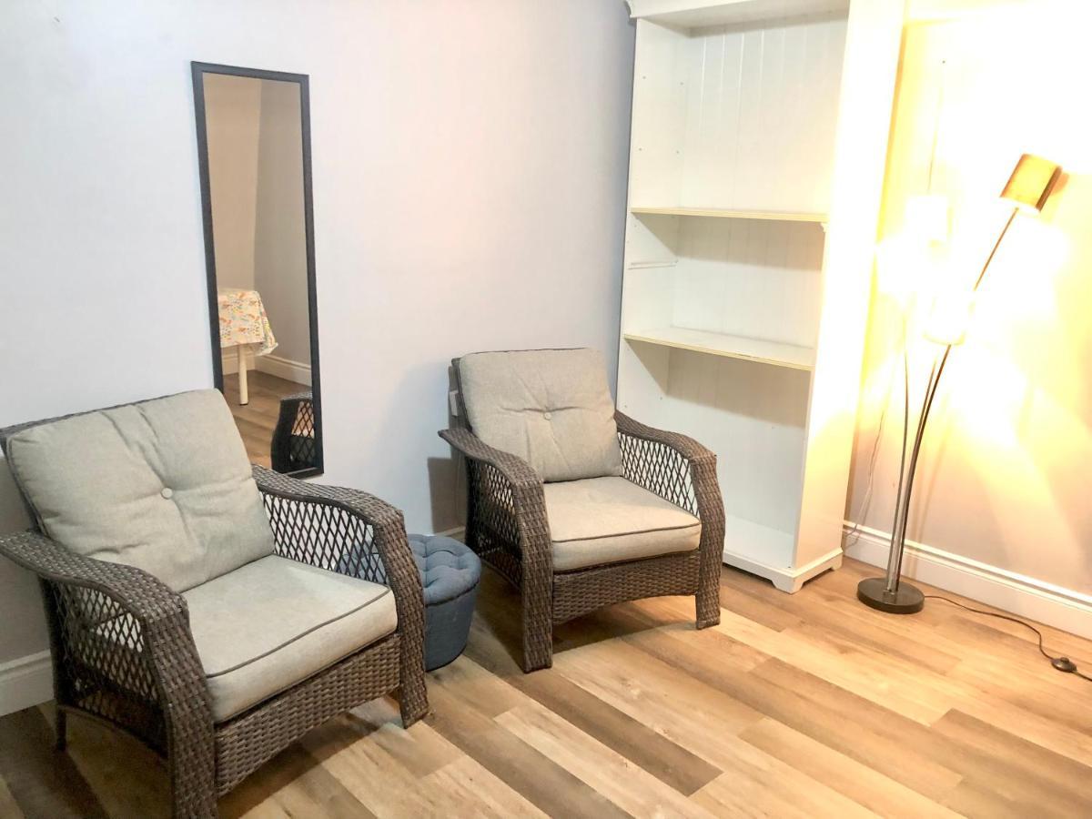 Cozy & Convenient 2-Bedroom Apartment With Private Entrance Toronto Exterior photo