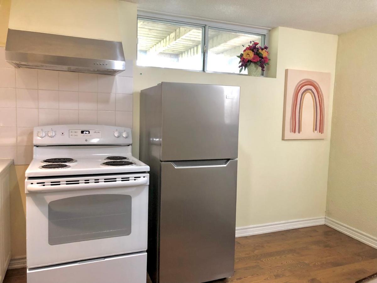 Cozy & Convenient 2-Bedroom Apartment With Private Entrance Toronto Exterior photo